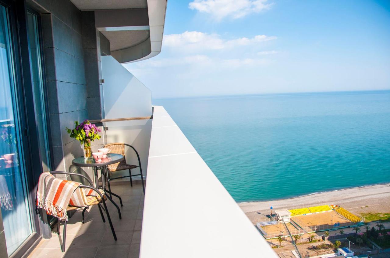 Sea View Apartment Near To The Dancing And Music Fountains バトゥーミ エクステリア 写真