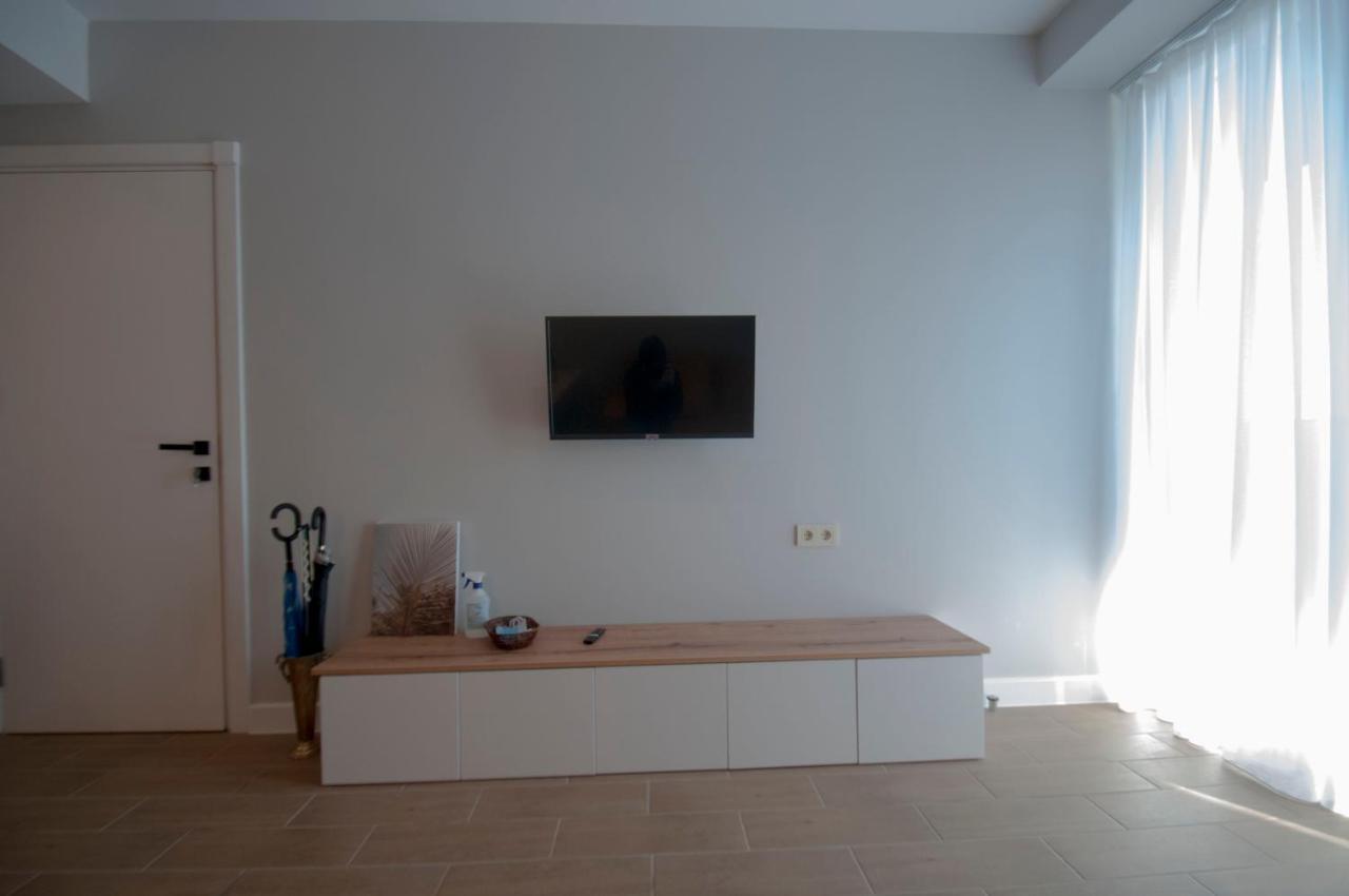 Sea View Apartment Near To The Dancing And Music Fountains バトゥーミ エクステリア 写真